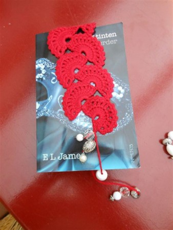 003 Boekenlegger rood met kralen (voorbeeld). 